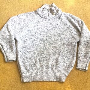 Heavy knit white/blk yarn.button/hole accent at neck. Excellent cond size Large